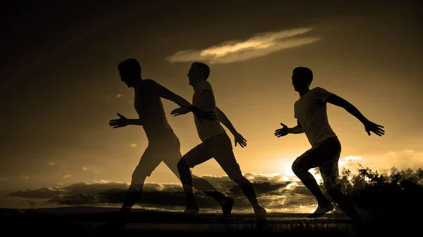 Runner running along seashore — Stock Photo, Image