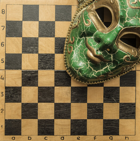 Трагикомическая карнавальная маска
