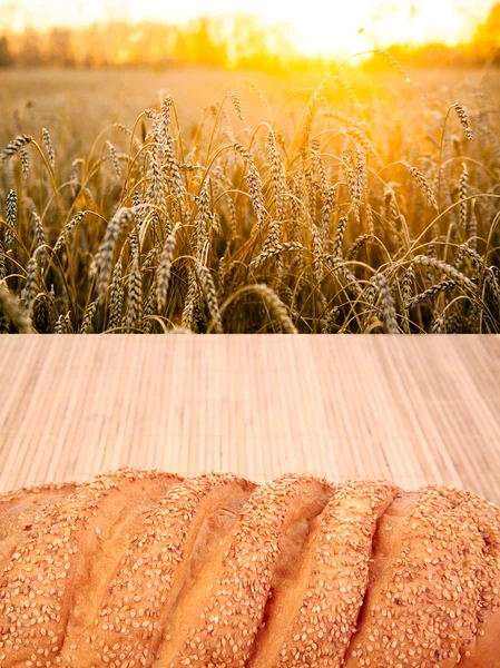 Pão com sementes na mesa de madeira — Fotografia de Stock