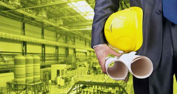 Lavoratore con casco giallo — Foto Stock