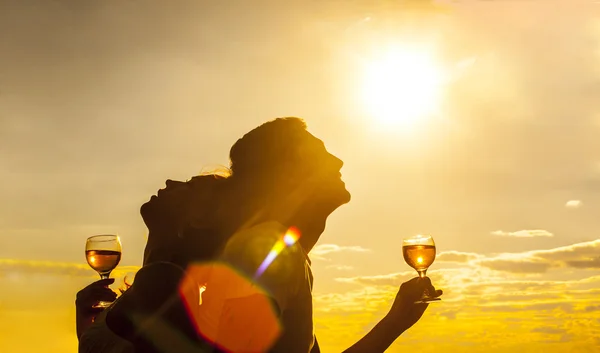 Silhouette Uomo Donna Con Bicchieri Champagne Tramonto — Foto Stock