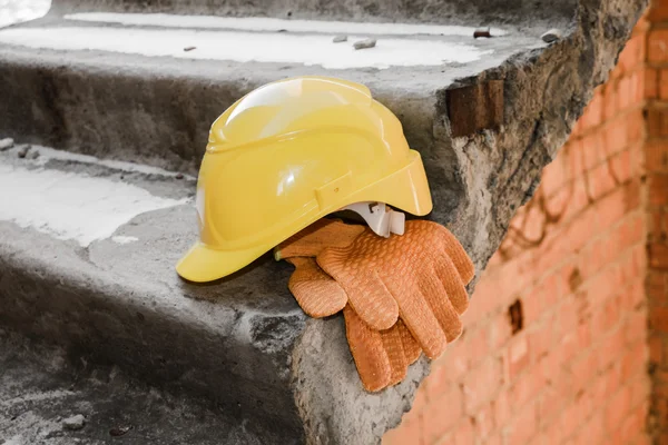 Gele helm en handschoenen — Stockfoto