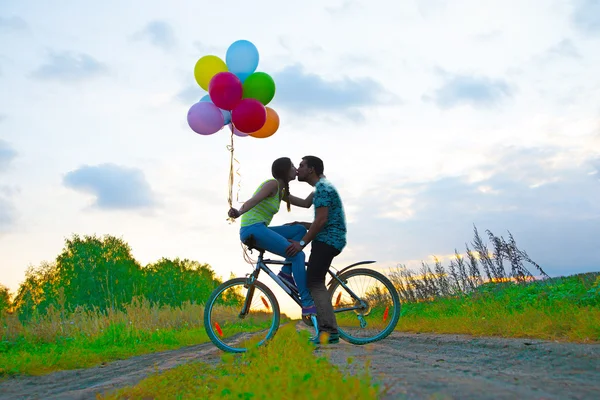 아름다운 성인두 사람이 자전거를 실루엣입니다 석양에 풍선을 — 스톡 사진