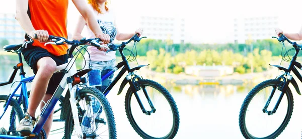 Volwassen jongeren fietsers — Stockfoto