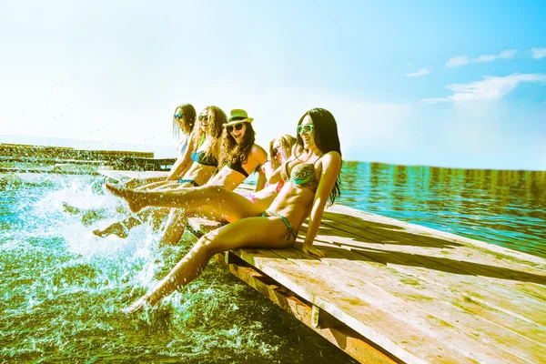 Groep Van Gelukkige Jonge Vrouwen Spetteren Water Mooie Zomer Zonsondergang — Stockfoto