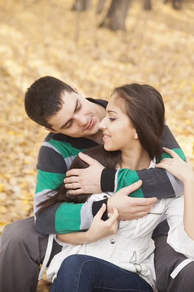 Retrato Feliz Jovem Casal Latino Amor Beijando — Fotografia de Stock