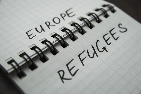 Граница между словами Европа и беженцы — стоковое фото