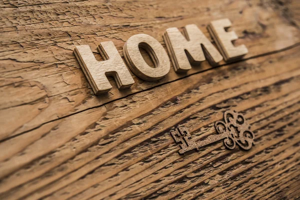 Palabra hecha en casa de letras de madera —  Fotos de Stock