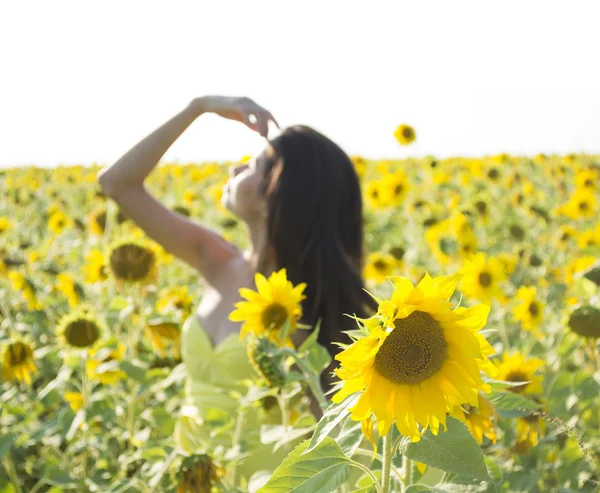 若い女性がひまわりのポーズ — ストック写真