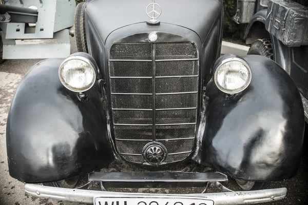 The radiator grille  of Mercedes-Benz — Stock Photo, Image