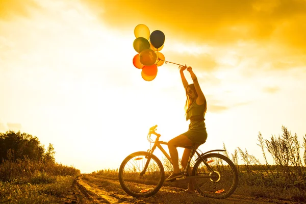 Junges Mädchen Sexy Kleid Fahrrad Fahren Luftballons Fliegen — Stockfoto