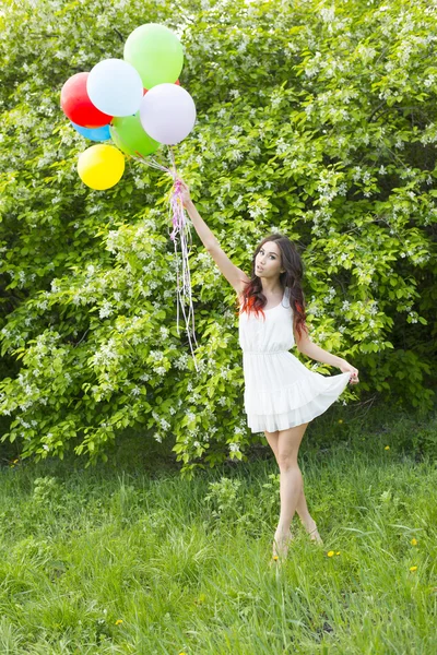 Femme tenant des ballons de couleur — Photo
