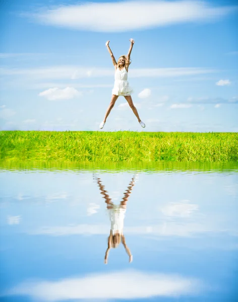 Mujer saltando de alegría —  Fotos de Stock