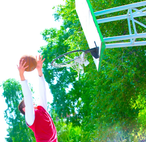 Man playing basketball — Stock Photo, Image