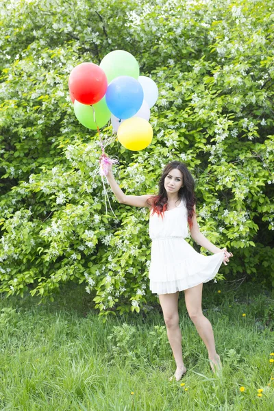 Femme tenant des ballons de couleur — Photo