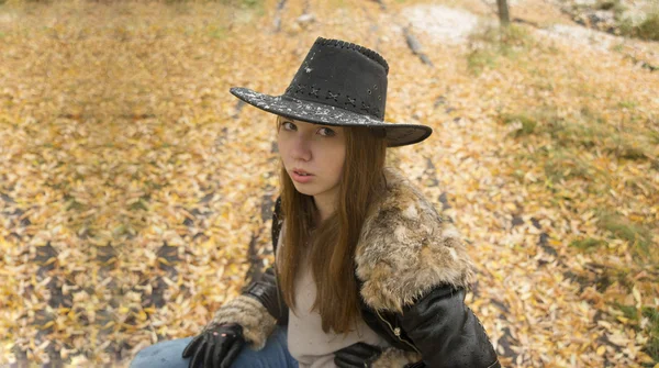 Портрет Молодої Дівчини Дорослих Чорній Шкіряній Куртці Сидить Дорозі Лісі — стокове фото