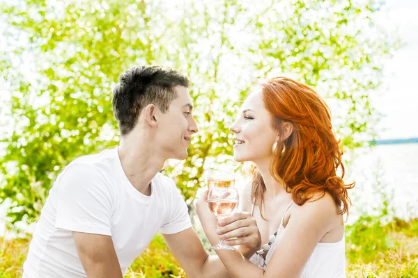 带香槟或野餐的年轻快乐情侣 — 图库照片