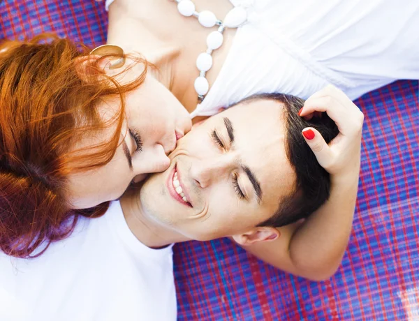 情侣在外面的格子上接吻 闭上眼睛的情侣肖像特写 — 图库照片