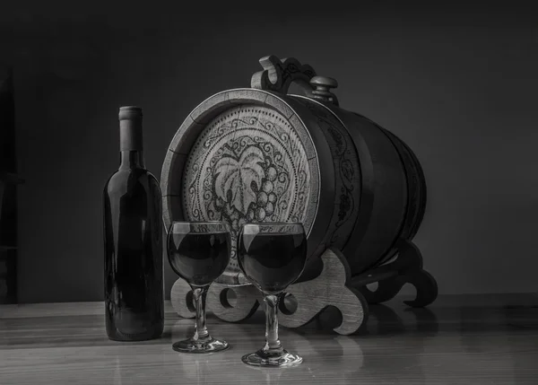 Garrafa e dois copos de vinho — Fotografia de Stock