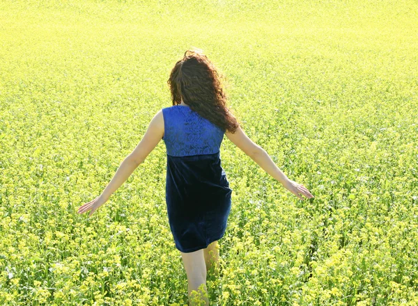 黄色の花の分野での女性 — ストック写真