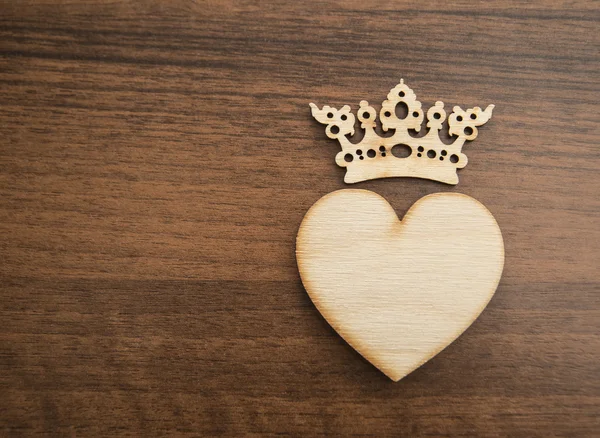 Drewniane serce i korony — Zdjęcie stockowe