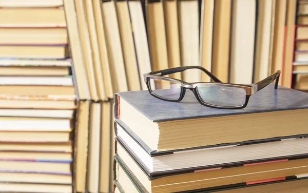 Βιβλία και τα γυαλιά στη βιβλιοθήκη — Φωτογραφία Αρχείου
