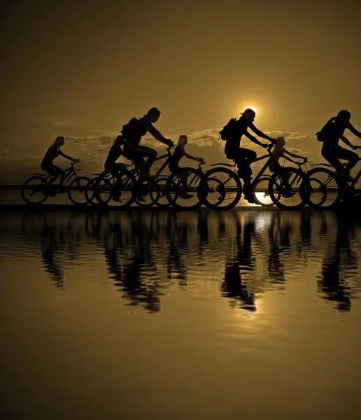 Compañía deportiva de amigos en bicicletas —  Fotos de Stock