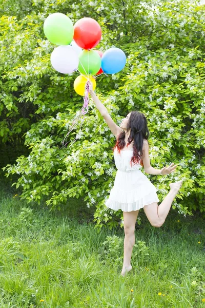 Іспаномовна жінка тримає повітряні кулі — стокове фото
