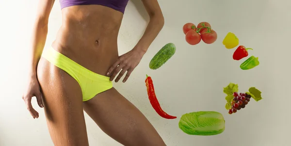 Femme mince avec des légumes — Photo