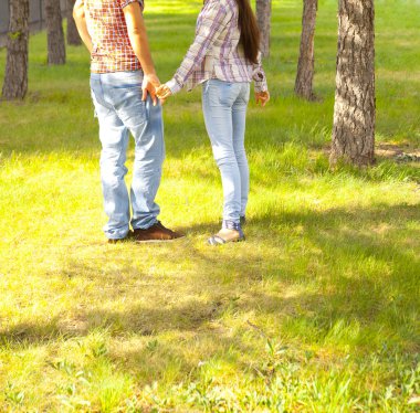 Genç çift el ele tutuşuyor.