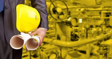 holding kağıt planları ve kask mühendisi 