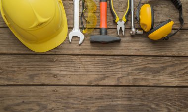 kask, koruyucu gözlük, pense