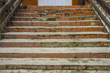 Eski kahverengi terk edilmiş merdiven 