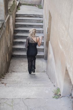 çay bardağı ile kadın