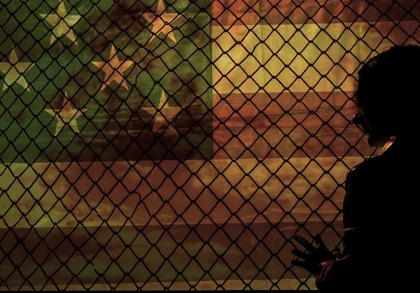 Net yakınındaki siluet kalan kadın 