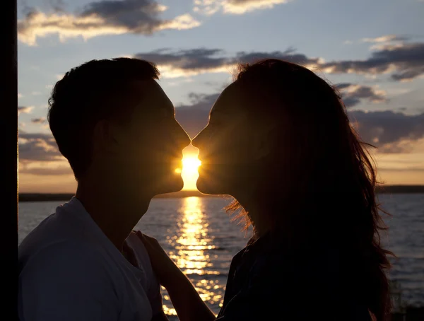 Silhouette Baiser Couple Sur Fond Bleu Jaune Coucher Soleil Ciel — Photo