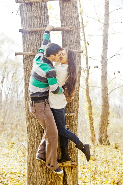 Retrato Jovem Casal Latino Hispânico Por Árvore Escada Beijando — Fotografia de Stock