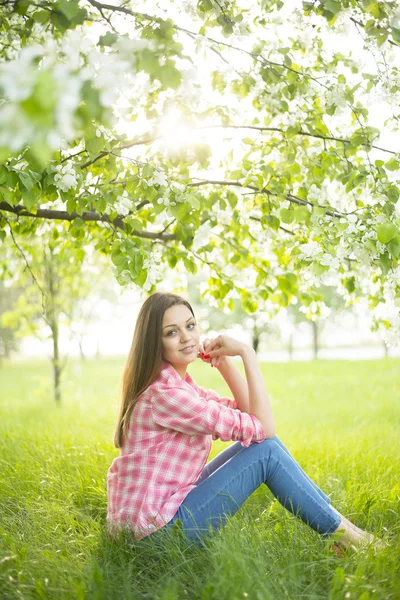 Mädchen setzt sich unter Baum — Stockfoto