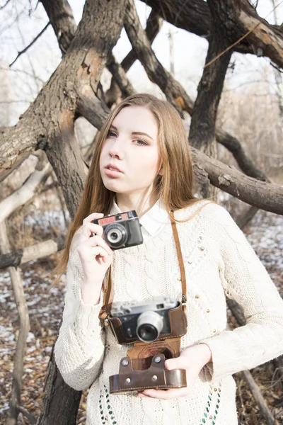 Retrato Menina Muito Jovem Adulto Tirar Fotografias Com Dois Vintage — Fotografia de Stock