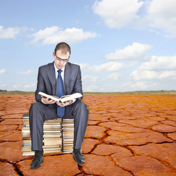 Portrait Complet Jeune Homme Affaires Assis Sur Une Pile Livres — Photo