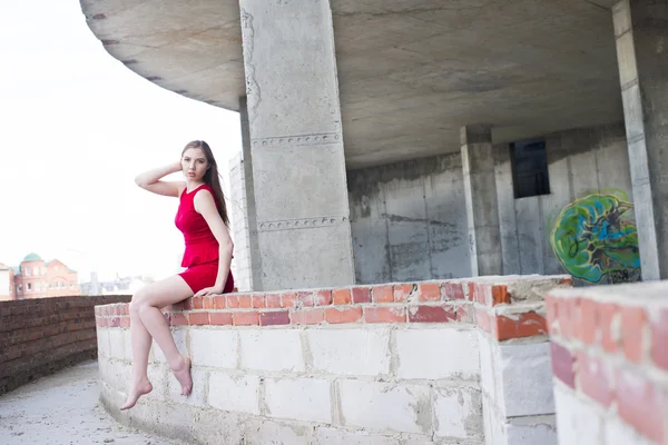 Turuncu Tuğla Üzerinde Seksi Kırmızı Elbiseli Güzel Genç Yetişkin Ince — Stok fotoğraf