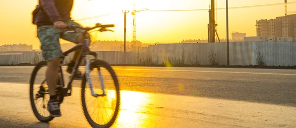 Silueta del ciclista en movimiento — Foto de Stock