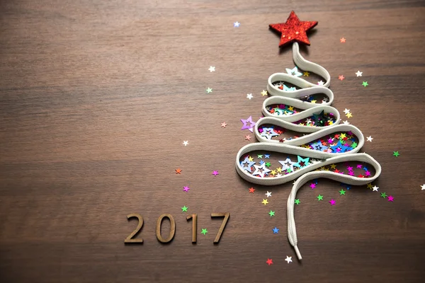 Noel ağacı üzerinden renkli konfeti 