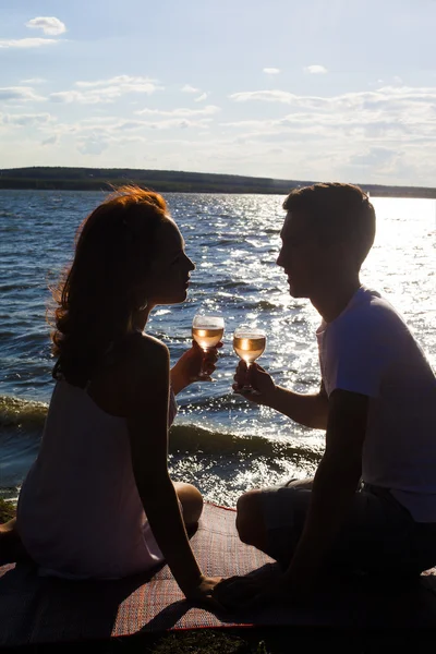 Silhuetas Homem Mulher Com Copos Champanhe Pôr Sol — Fotografia de Stock