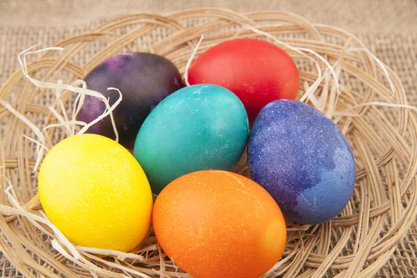  sepet ile dekore edilmiş renkli yumurta 