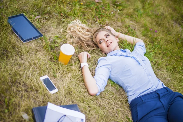 Молода Доросла Блондинка Біла Ділова Жінка Парку Лежить Траві — стокове фото