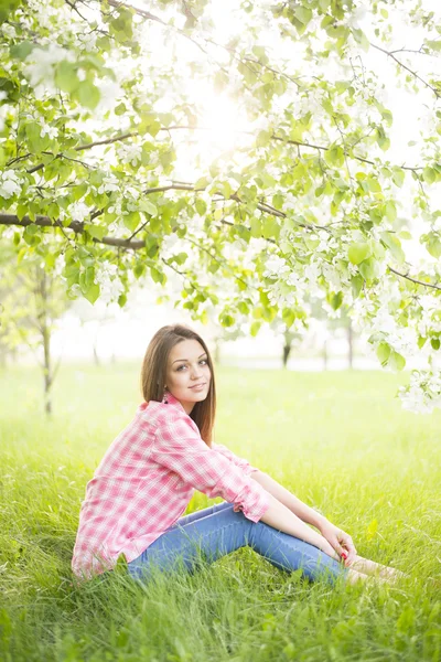 Girl sitting down under tree — Stock Photo, Image