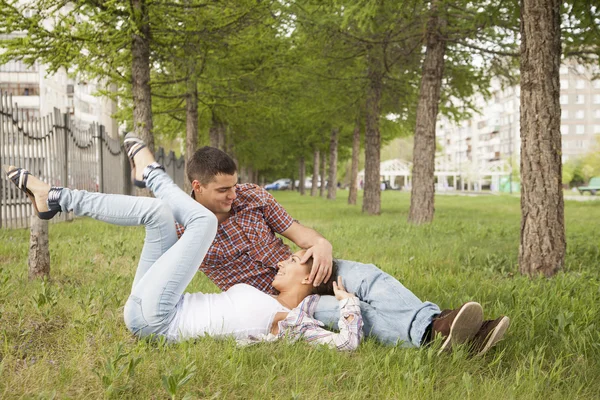 Retrato Jóvenes Amantes Sonrientes Parque Verano Tumbados Sobre Hierba Verde — Foto de Stock