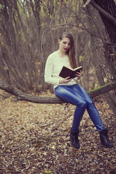 Mulher Com Longos Cabelos Molhados Floresta Outono Lendo Grande Livro — Fotografia de Stock