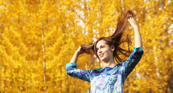 Frau spielt mit langen brünetten Haaren — Stockfoto